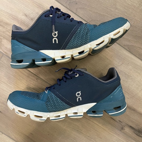 On Cloud running blue 7.5 great used condition - Picture 2 of 8